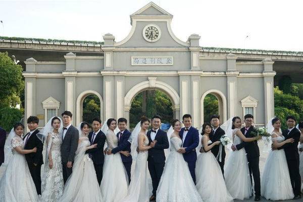 В китайском Нанкине медики устроили групповую свадьбу после победы над коронавирусом