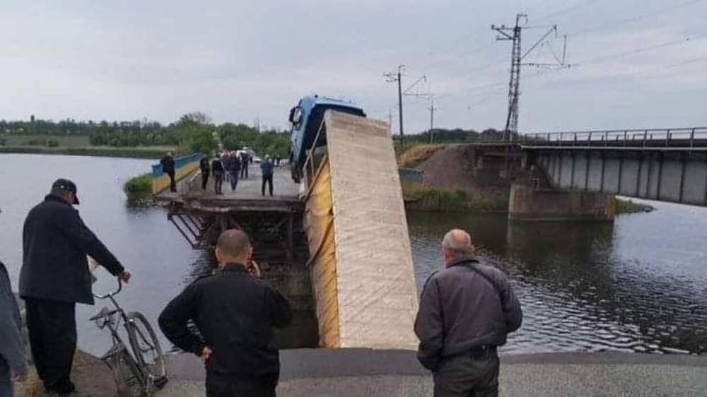 Монтян с иронией отреагировала на обрушение моста с желто-голубыми перилами на Украине