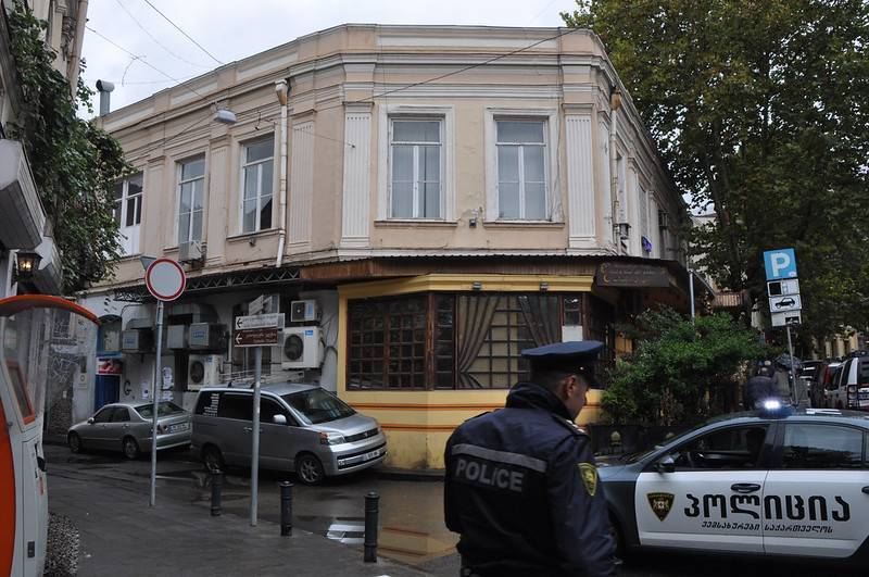 Молодая женщина выпала из окна дома в центре Тбилиси