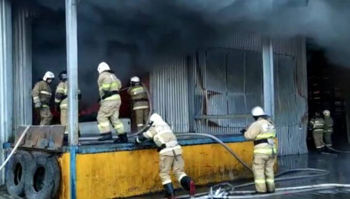 Пожар на складе пластмассовых изделий в Самаре локализован