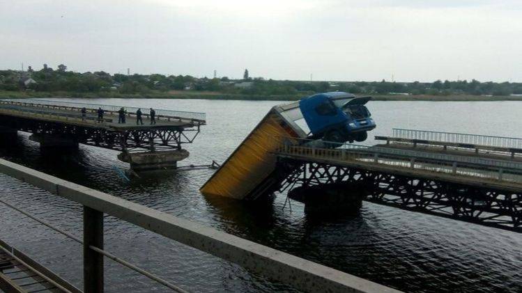 Возле Никополя под весом фуры рухнул отремонтированный мост