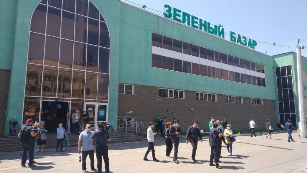 Бекшин выявил нарушения на Зеленом базаре Алматы