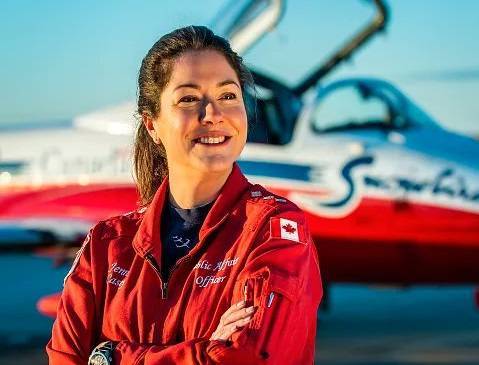 Самолет ВВС Канады врезался в дом во время полета в честь медработников: женщина-пилот погибла