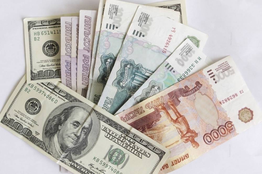 Курс доллара упал ниже 71 рубля впервые с 10 марта