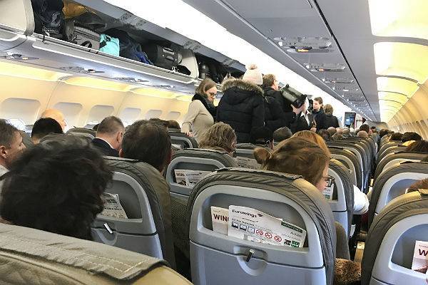 Российские авиакомпании просят отменить антивирусную рассадку в самолетах