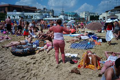 Британцы массово наплевали на карантинные правила и заполнили пляжи