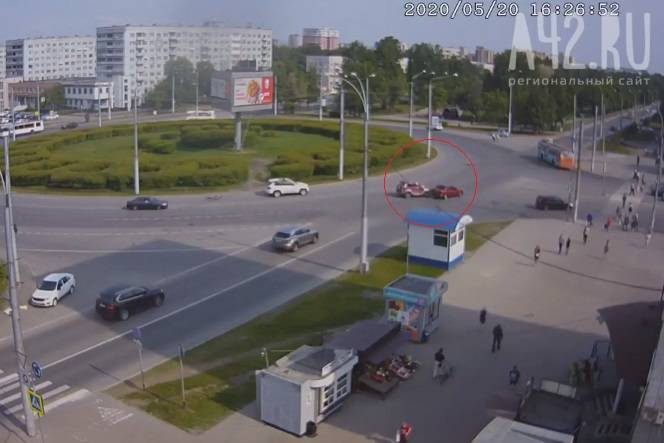 Момент ДТП на бульваре Строителей в Кемерове попал на видео