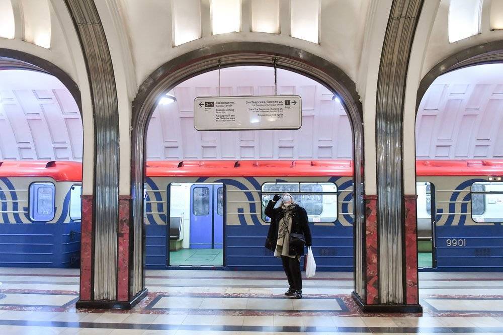 Указывающие на более свободные вагоны стикеры разместили в московском метро