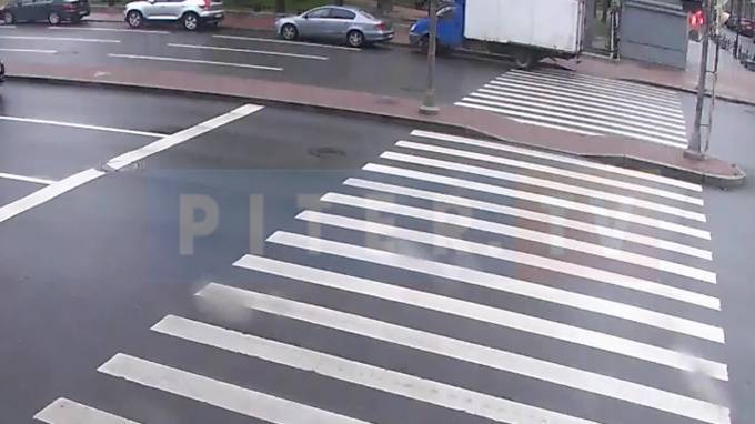 Видео: легковой автомобиль врезался в стоящую "Газель" в Адмиралтейском районе