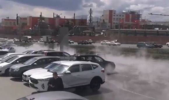 В Челябинске из-за коммунальной аварии кипятком залило стоянку автодилера