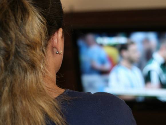 В Кузбассе женщина, у которой забирали телевизор за долги, напала на пристава с ножом