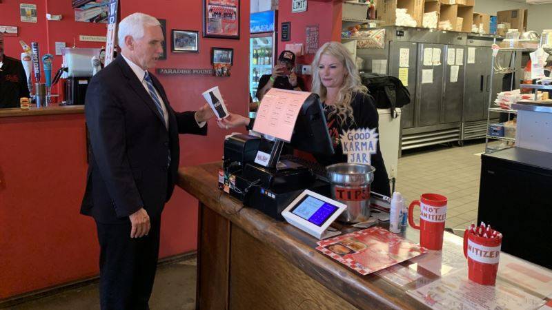 Вице-президент США посетил ресторан, который на днях вновь открыл свои двери