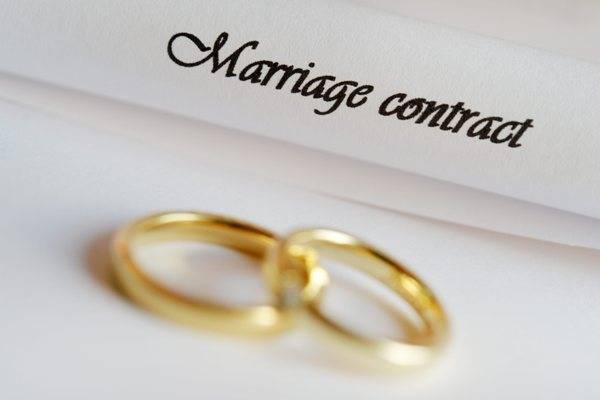 Семейный психолог объяснила рост числа брачных договоров в пандемию наличием свободного времени