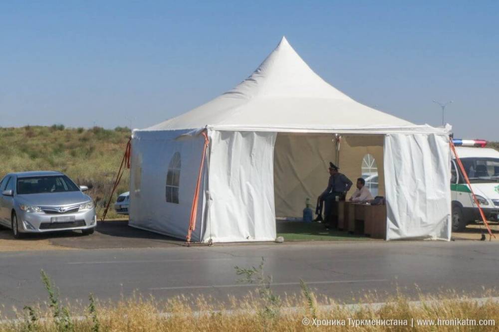 У Ашхабада появились палатки, где замеряют температуру у въезжающих в город