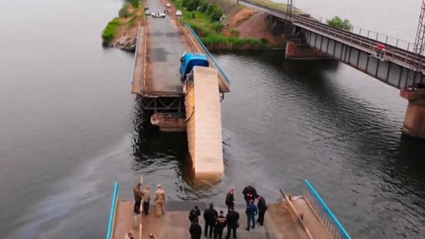 На Украине при проезде грузовика обрушился мост — видео с места крушения