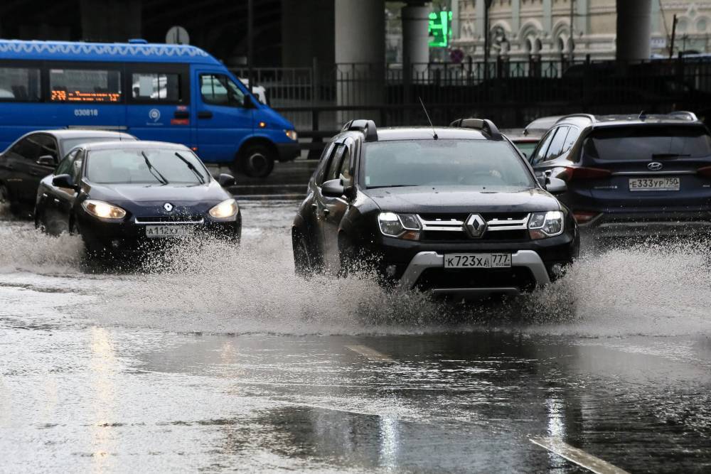 Столичных водителей предупредили о сильном дожде и снеге