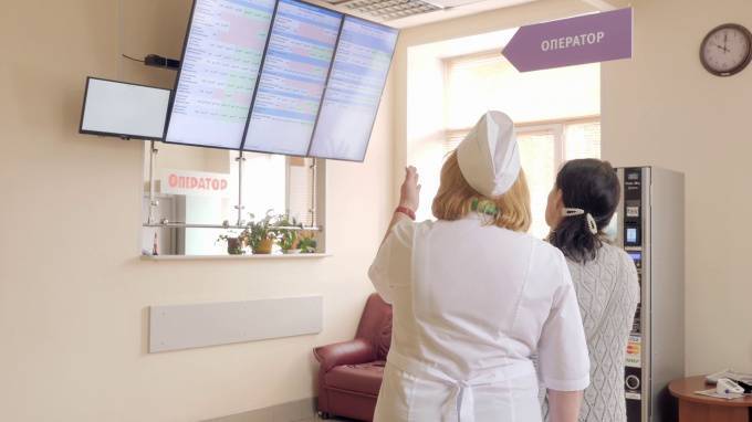 Эксперт: "Массовые заражения среди медсестер в Петербурге связаны с проблемами логистики"