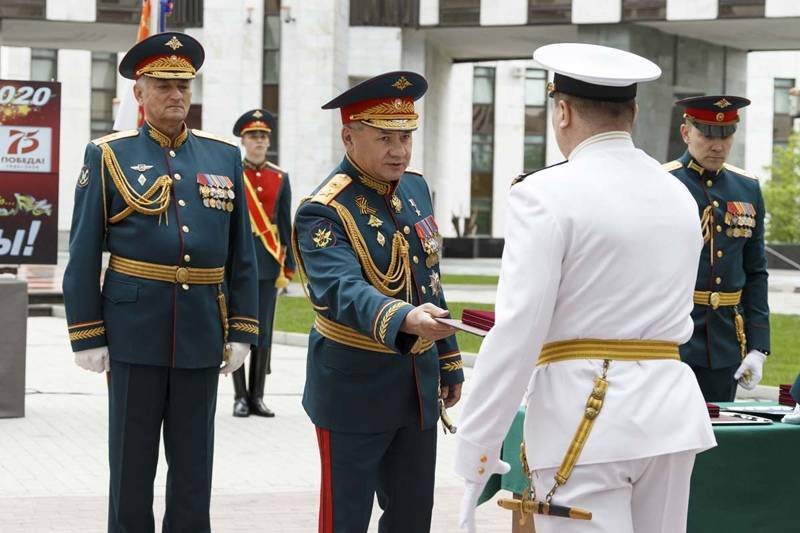 Путин наградил празднующего 65-летний юбилей Шойгу орденом