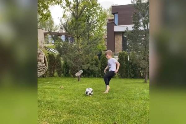 Экс-супруга Аршавина показала играющего в футбол сына