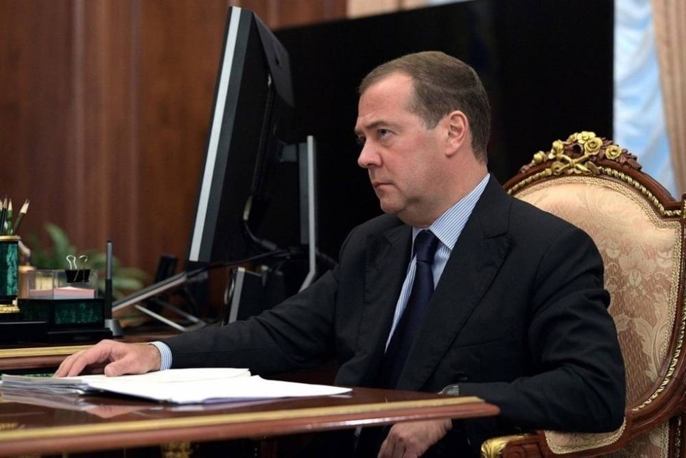 Медведев: самоизоляция - это плохо