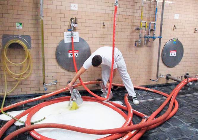 Чешская пивоварня вылила в канализацию 14 тыс. литров пива: видео