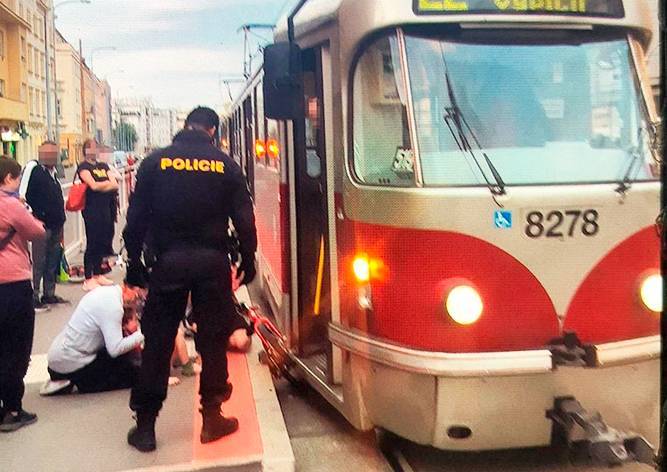 В Праге полицейские спасли ребенка, застрявшего между перроном и трамваем