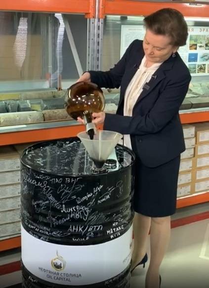 Наталья Комарова наполнила памятную бочку нефтью с югорских месторождений