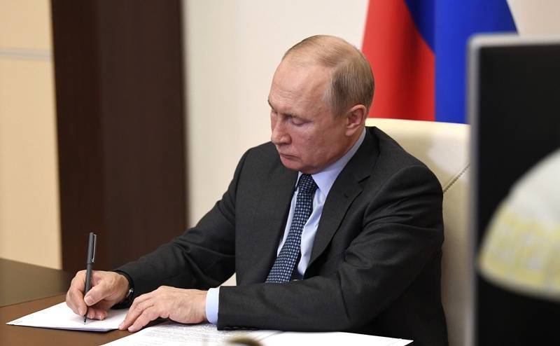 Путин взял под личный контроль выполнение мер по поддержке образования