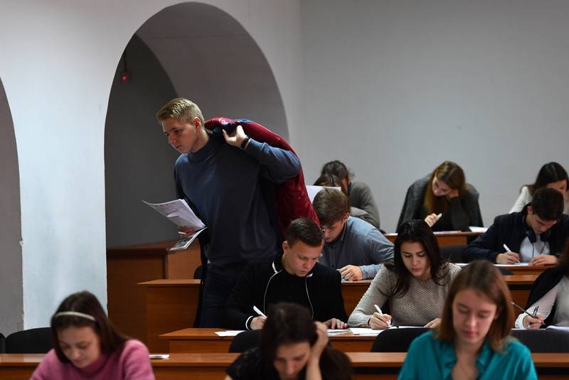 Путин потребовал не "задирать" цены на обучение в вузах