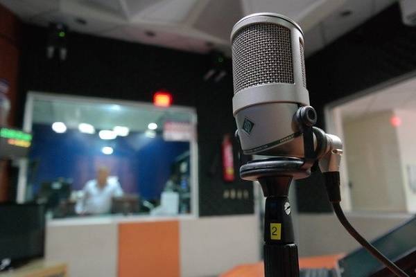 Коммерческие FM-радиостанции Петербурга просят помощи у Смольного