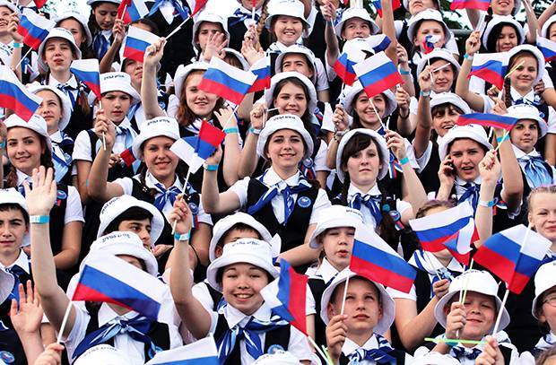 Путин внес законопроект об обязанности школ прививать детям патриотизм и уважение к «героям Отечества»
