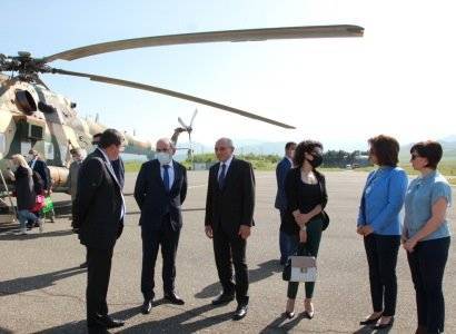 Бако Саакян и Араик Арутюнян встретили премьер-министра Армении в аэропорту Степанакерта