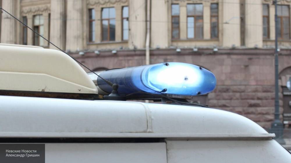 Мужчина оказался в реанимации после наезда на него двух легковушек в Петербурге