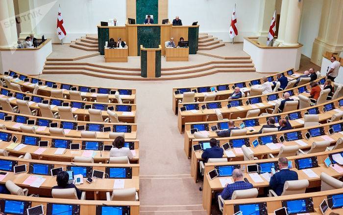 Ограничения в Грузии после ЧП: жаркие споры в парламенте