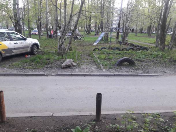 В сыктывкарском дворе восьмилетний велосипедист попал под колеса иномарки