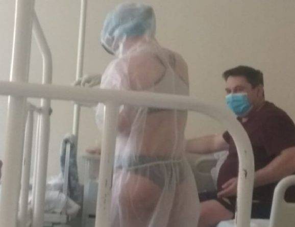 Медсестру отстранили от работы за ношение прозрачного халата