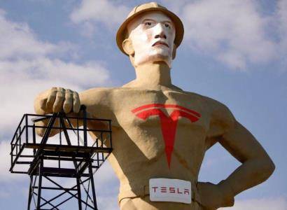 Гигантской статуе нарисовали лицо Илона Маска, а на груди логотип Tesla