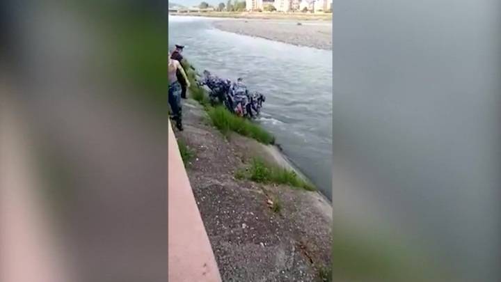 В Сочи росгвардейцы спасли тонувшую в реке девушку