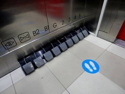 В Бангкоке появились лифты с педалями вместо кнопок