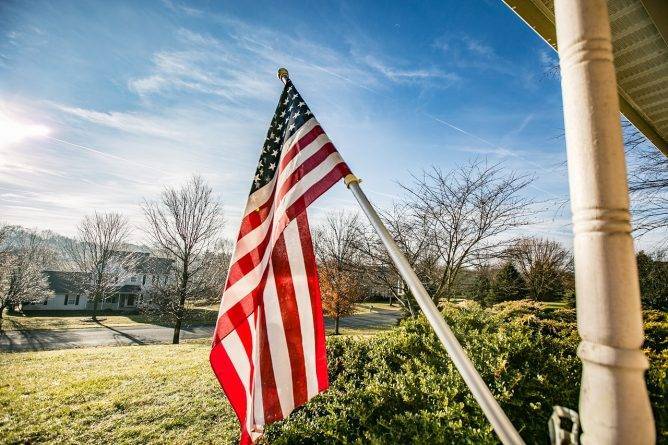 Трамп приказал на 3 дня приспустить флаги, чтобы почтить память жертв коронавируса в США