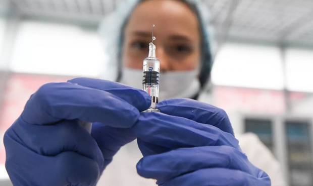 Вакцину от коронавируса первыми получат россияне из группы риска