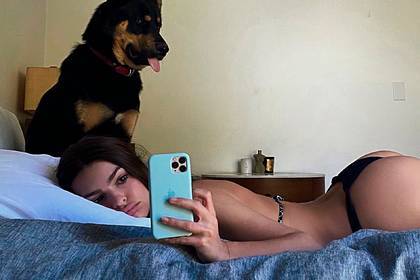 Опубликовано новое домашнее фото Эмили Ратаковски в бикини на самоизоляции