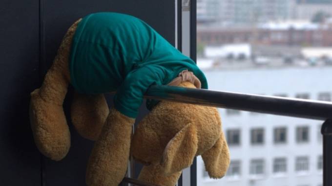 В Кемерове выжила 2-летняя девочка, упав с балкона 5 этажа