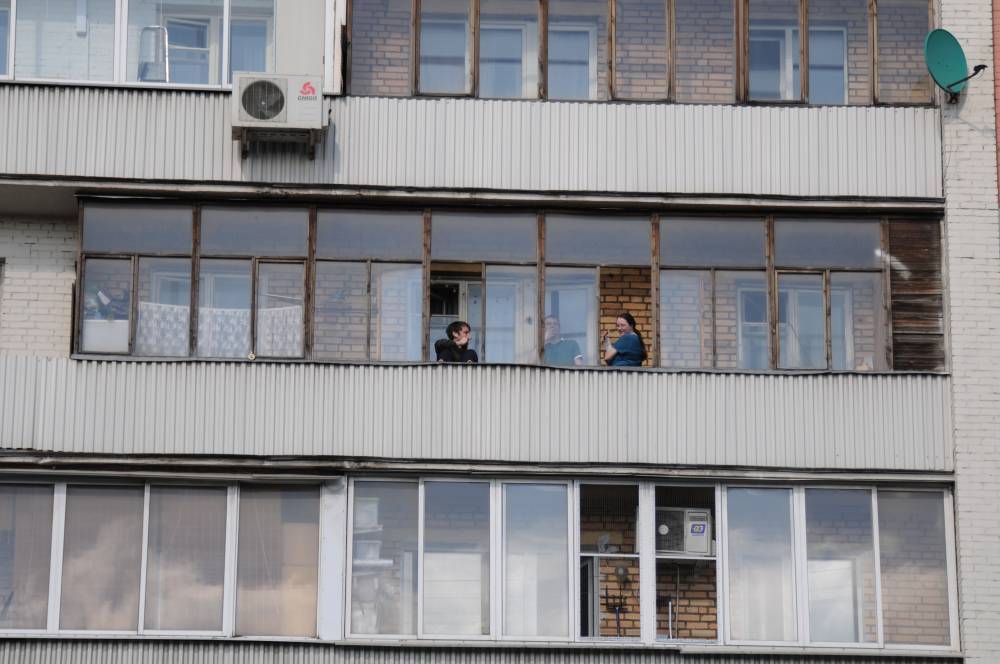 Столичные власти проверят жалобу супругов за штрафы при выходе на балкон