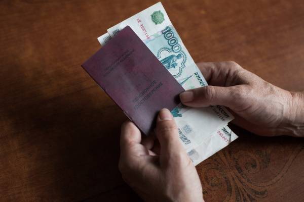 Петербуржцы начали получать единовременные выплаты в две тысячи рублей