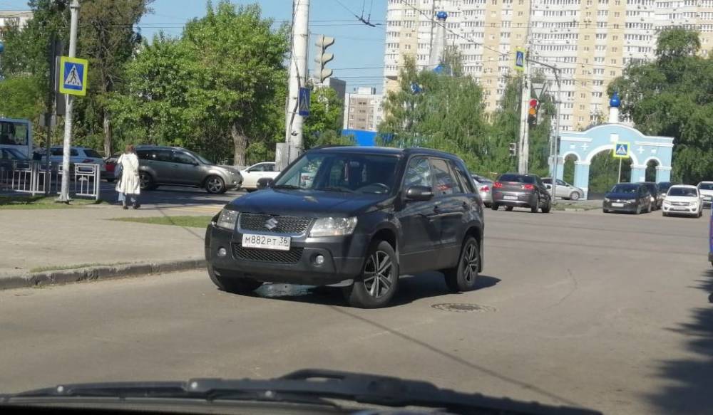 Маршрутка и внедорожник столкнулись на перекрёстке в Воронеже
