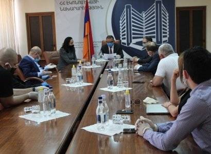 Министр экономики Армении обсудил с представителями сферы туризма антикризисные меры