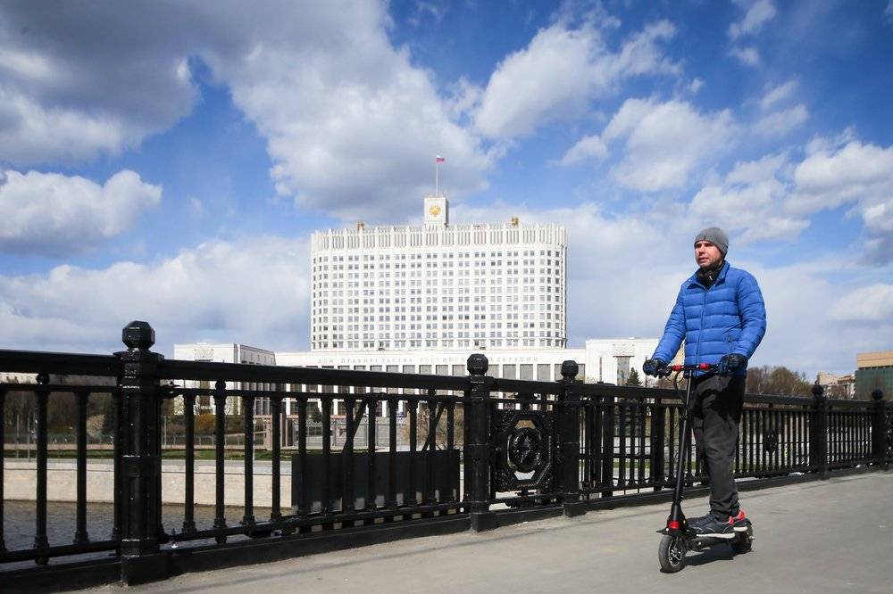 Госинспекторы по недвижимости начали передвигаться по Москве на самокатах