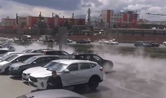 В Челябинске прокуратура начала проверку по коммунальной аварии, где стоянку залило водой