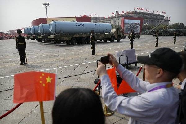 Китай борется с пандемией, не забывая об армии — символе своей мощи